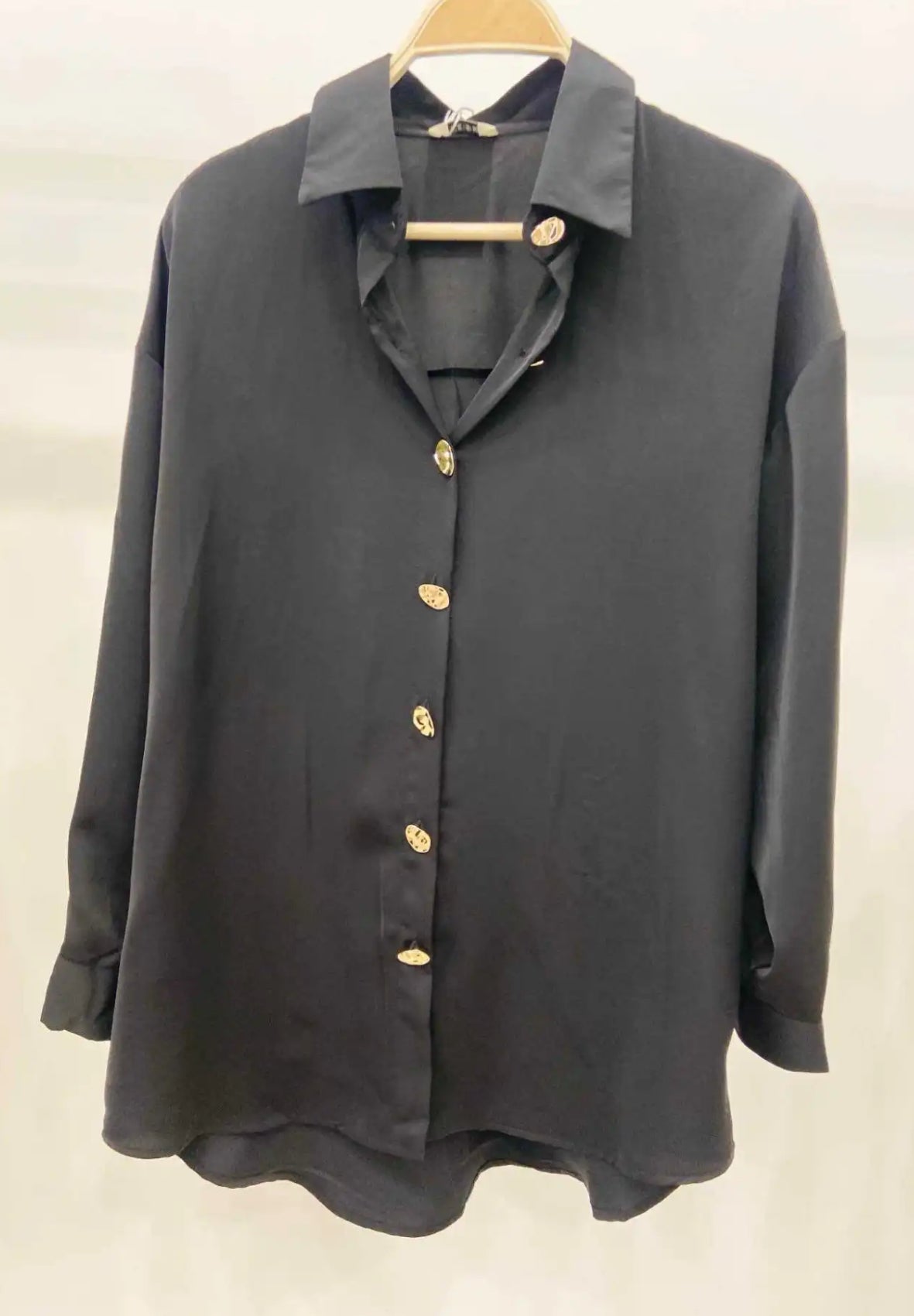 CAMISA CON BOTONES DORADOS