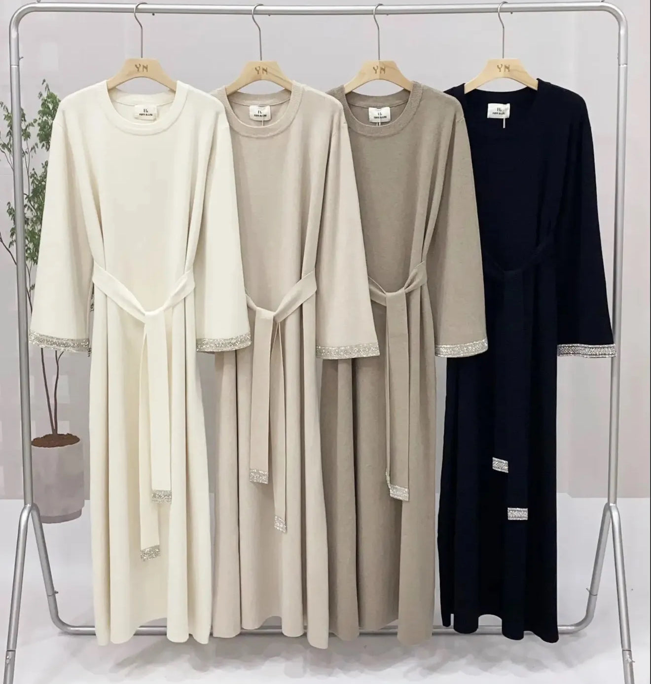 VESTIDO CON CINTURÓN DE PEDRERÍA